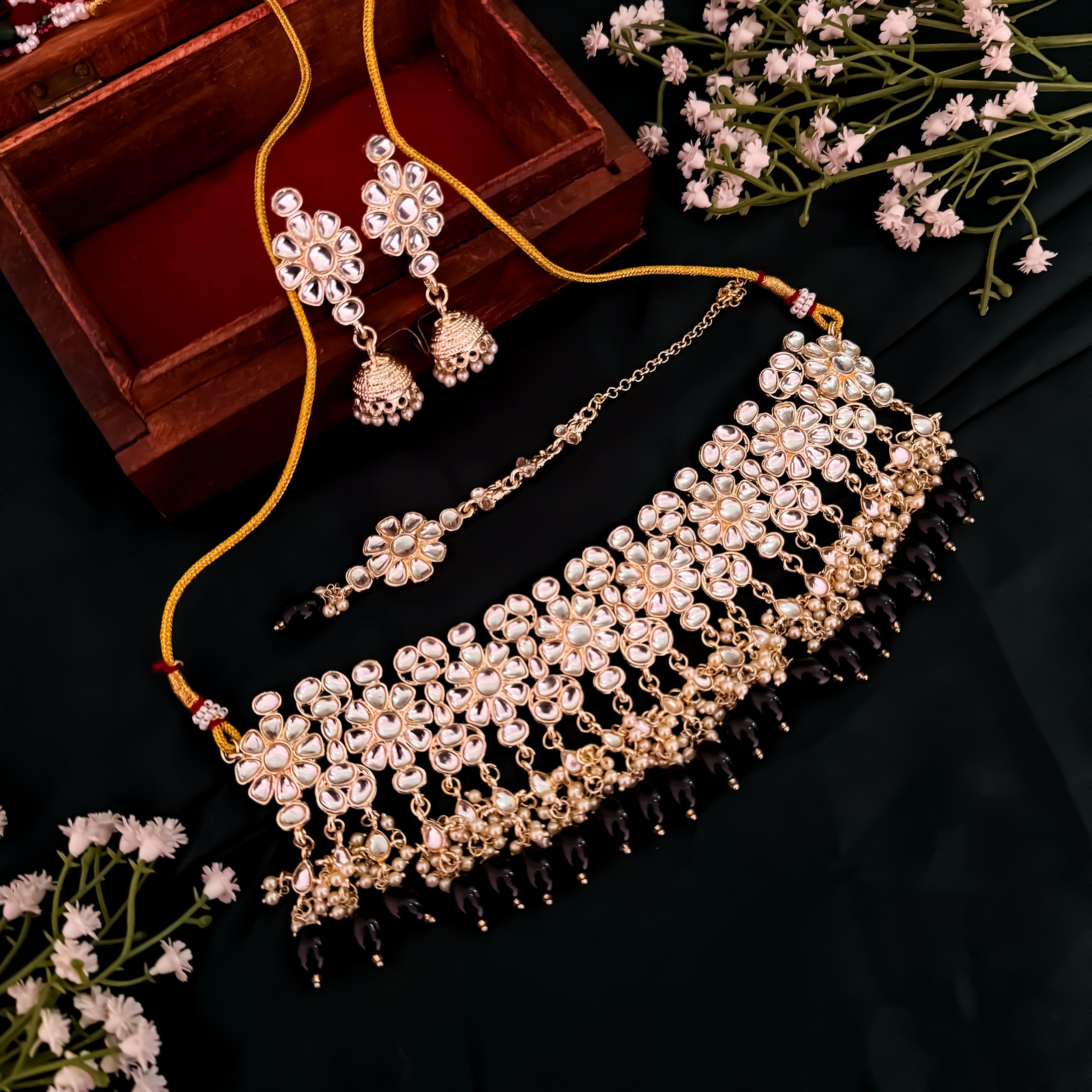 Antara Dabi Kundan Neckalce set - Black