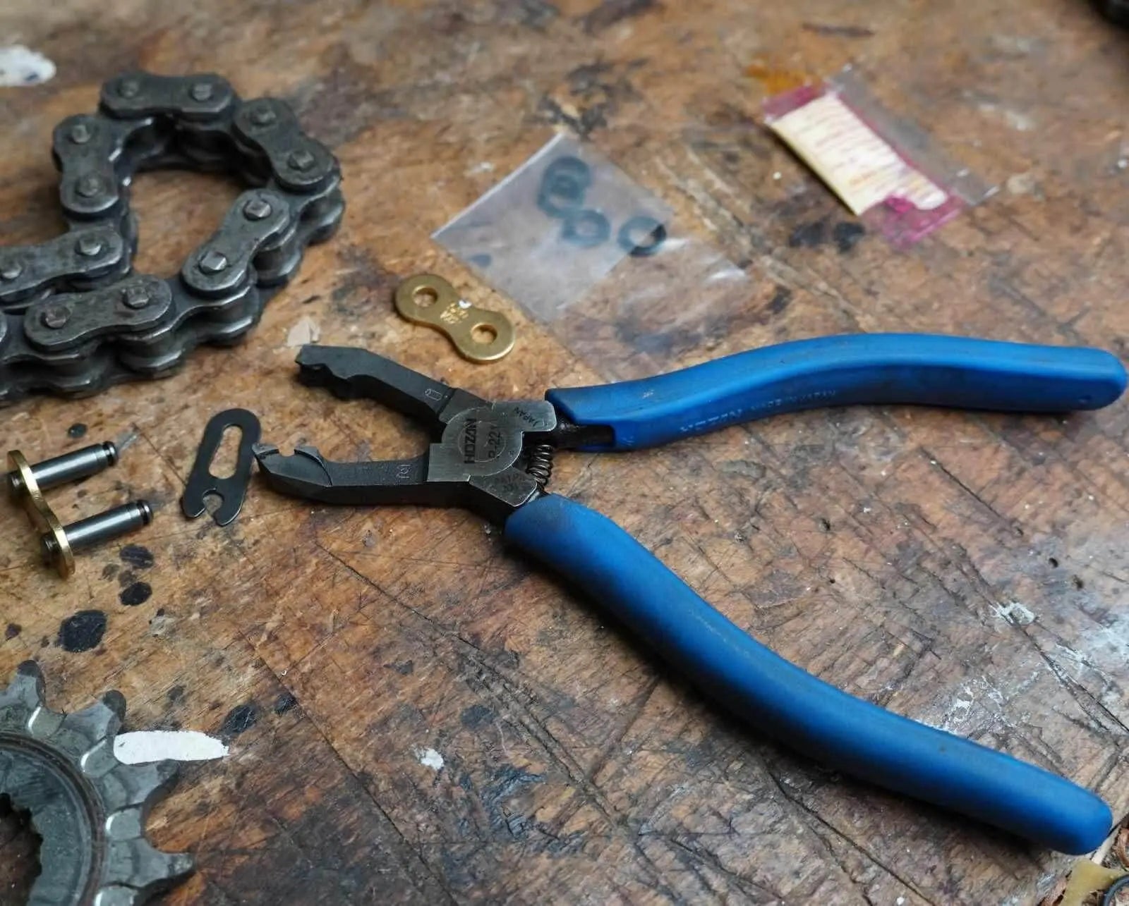 Hozan P-221 chain pliers for master links